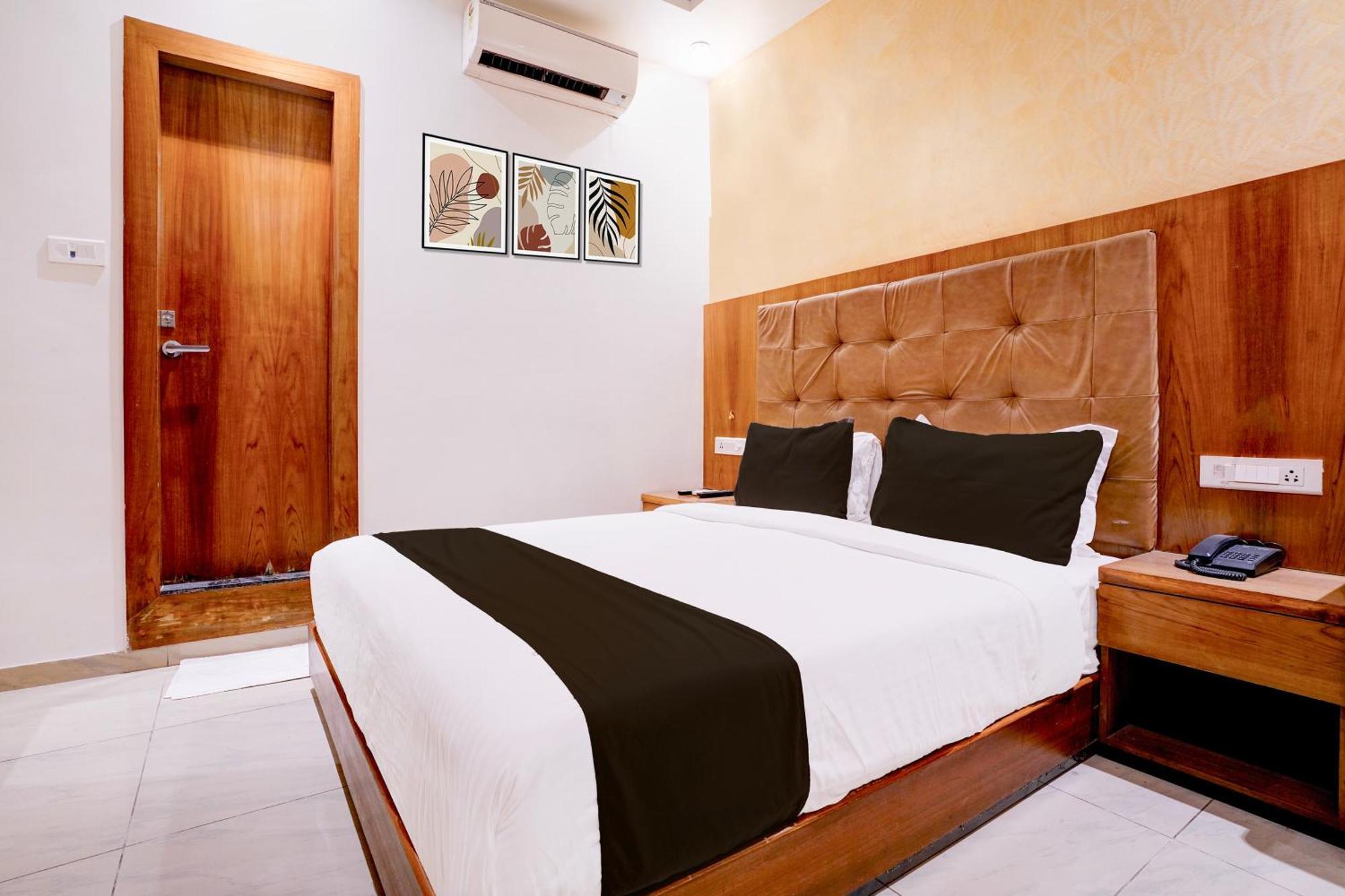 Super Townhouse Oak Times Square Le Western Mumbai Exterior photo