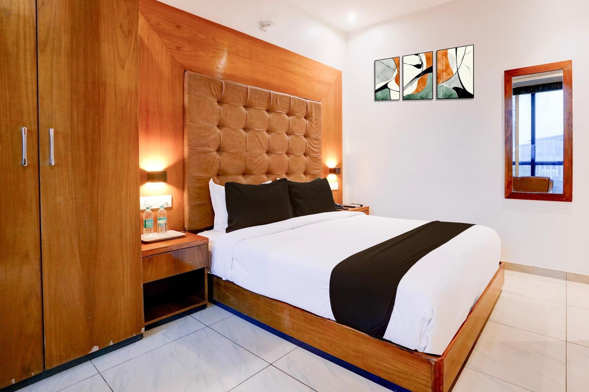 Super Townhouse Oak Times Square Le Western Mumbai Exterior photo