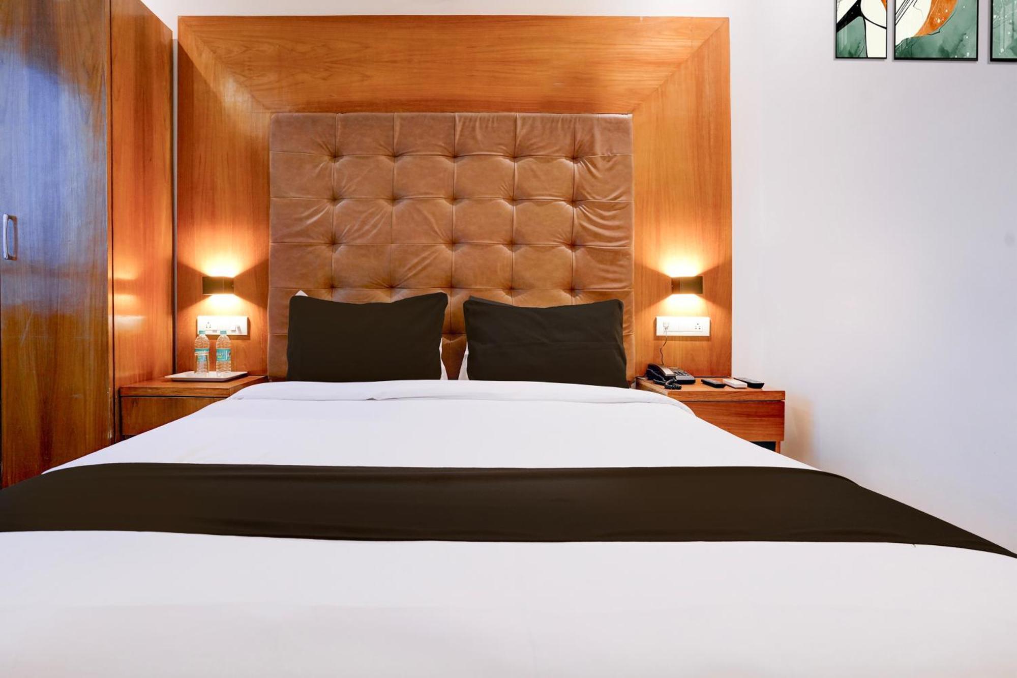 Super Townhouse Oak Times Square Le Western Mumbai Exterior photo