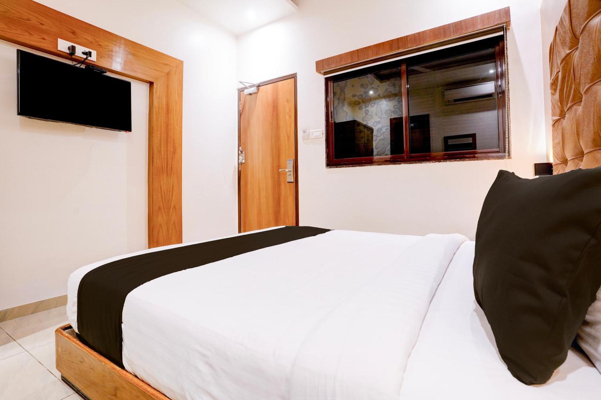 Super Townhouse Oak Times Square Le Western Mumbai Exterior photo
