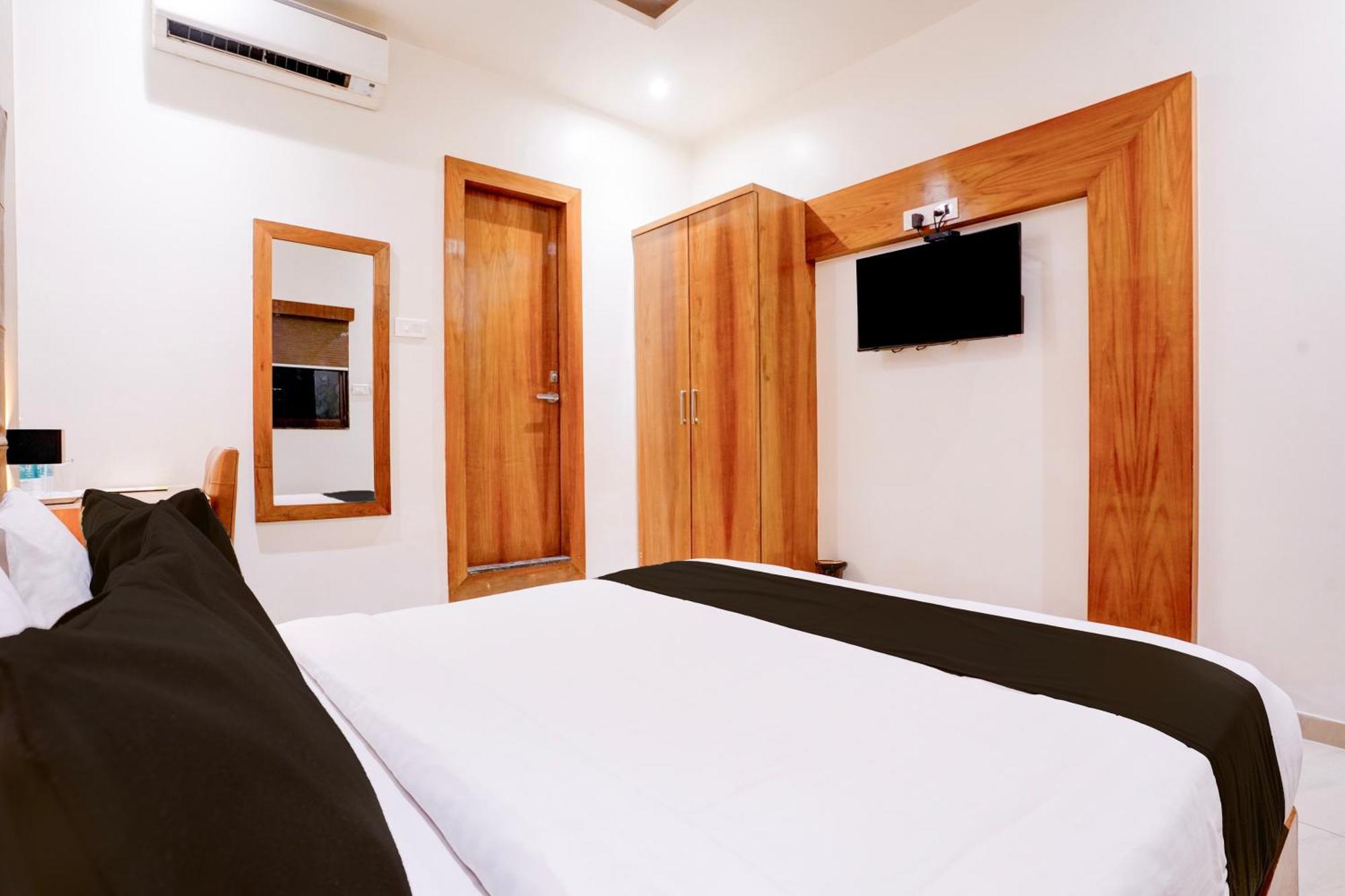 Super Townhouse Oak Times Square Le Western Mumbai Exterior photo