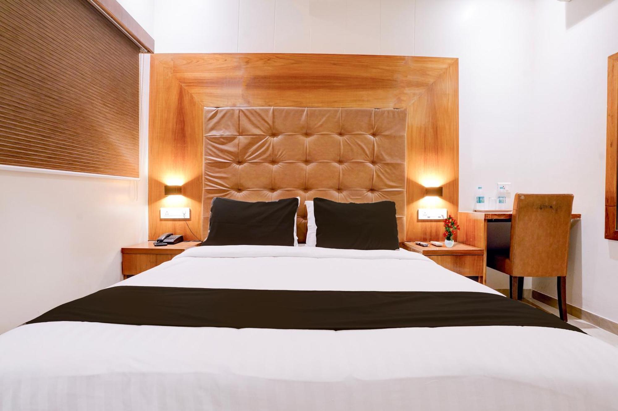 Super Townhouse Oak Times Square Le Western Mumbai Exterior photo