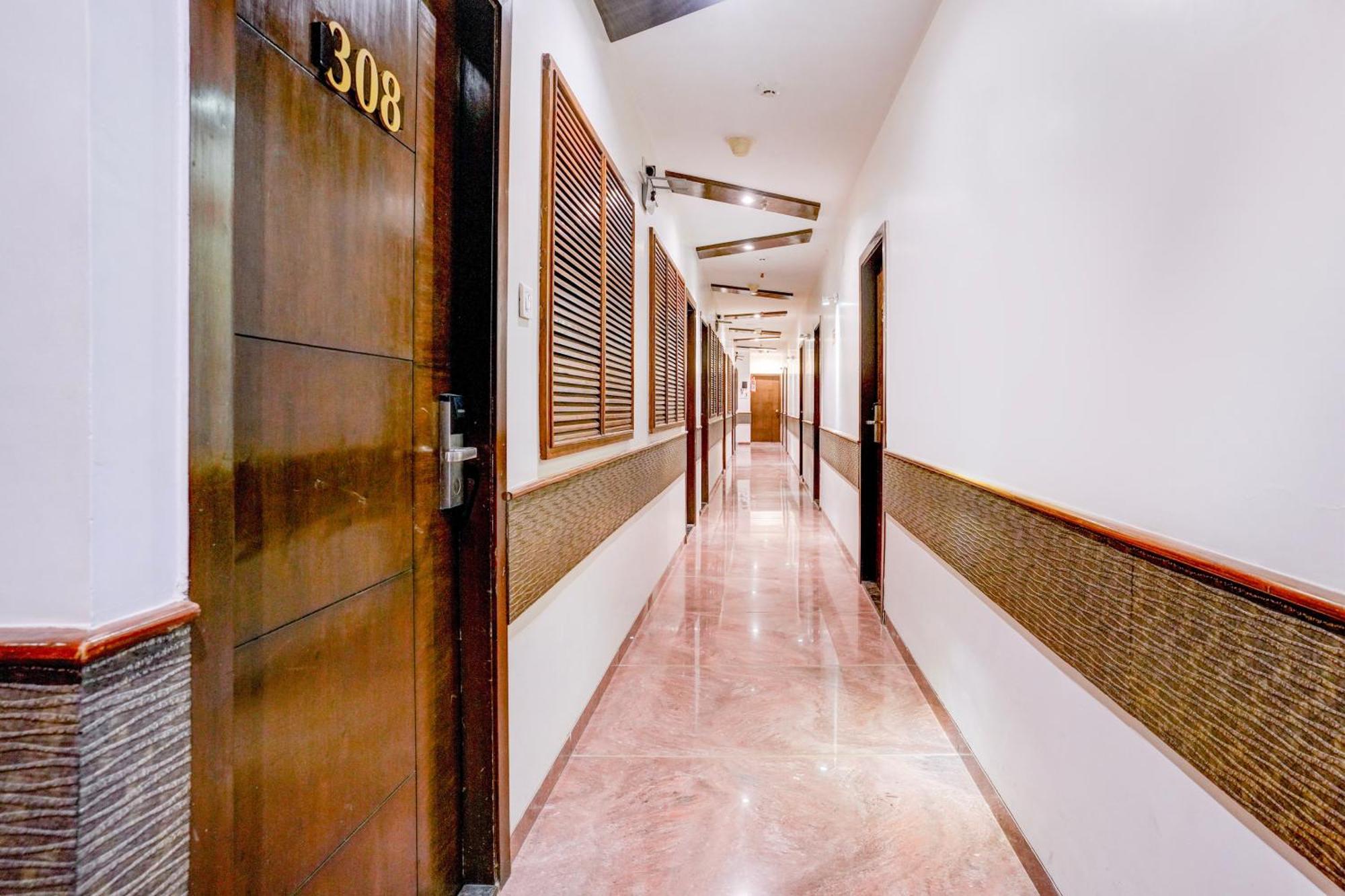 Super Townhouse Oak Times Square Le Western Mumbai Exterior photo